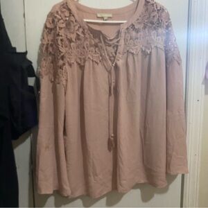 Chic Lace Accent Women's Blouse in Soft Pink